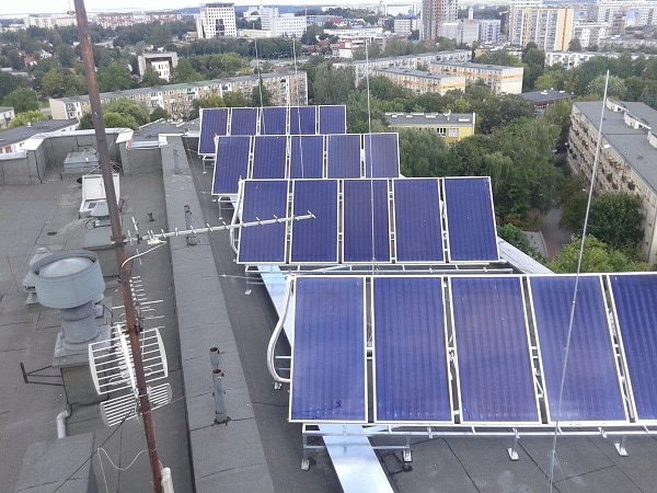 Panele instalacji solarnej na budynku PB