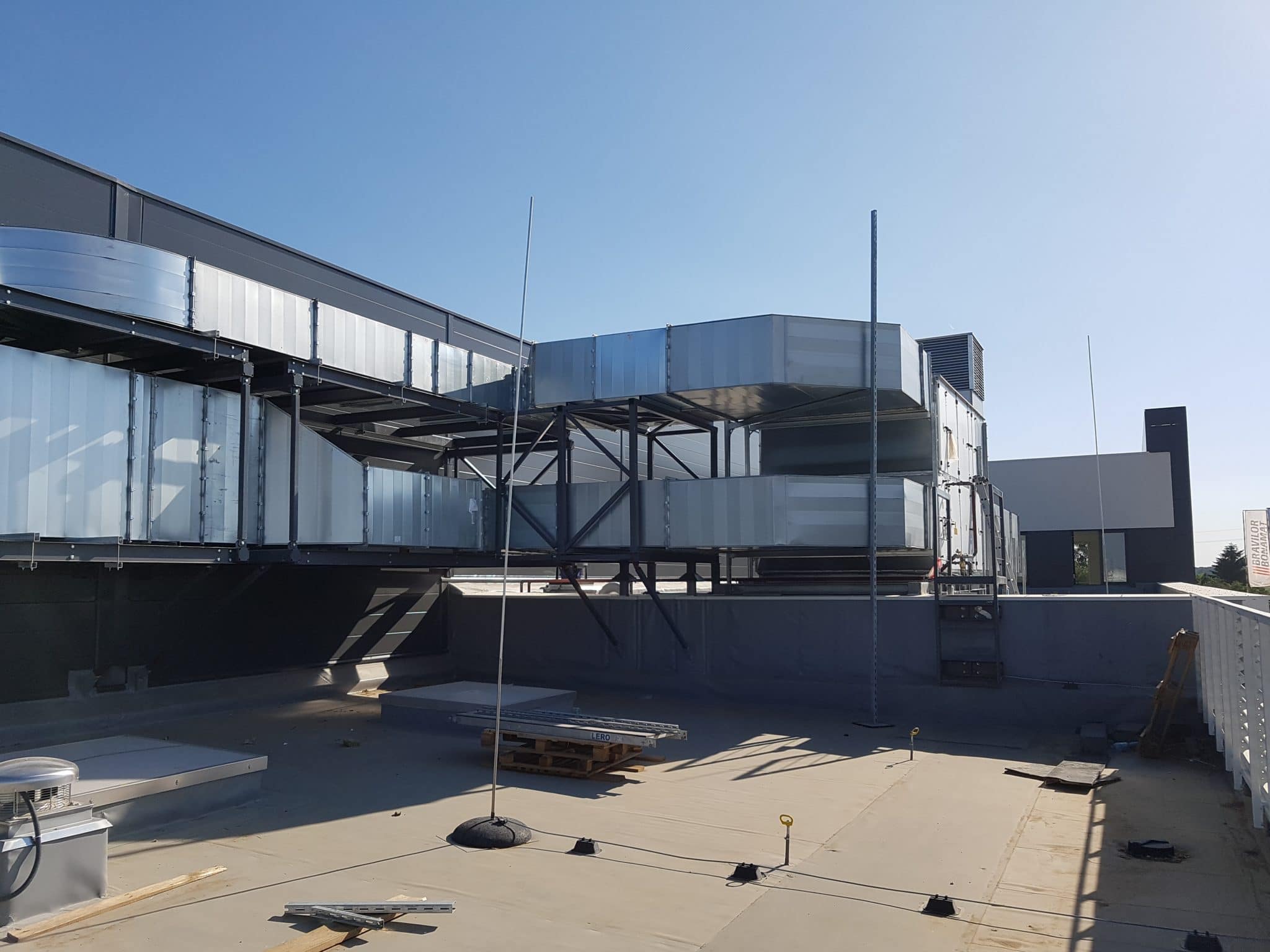 Dach - widok na instalację wentylacyjną fabryki