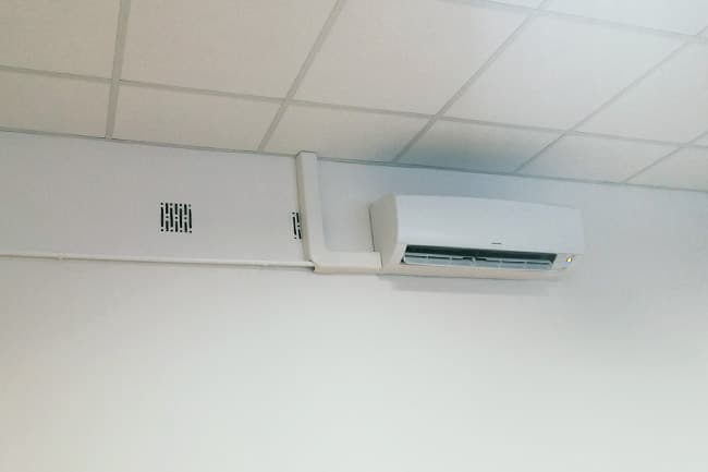 Klimatyzator w biurze - jednostka wewnętrzna Innova Solid