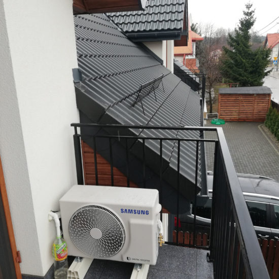 Klimatyzator Samsung Eco na balkonie